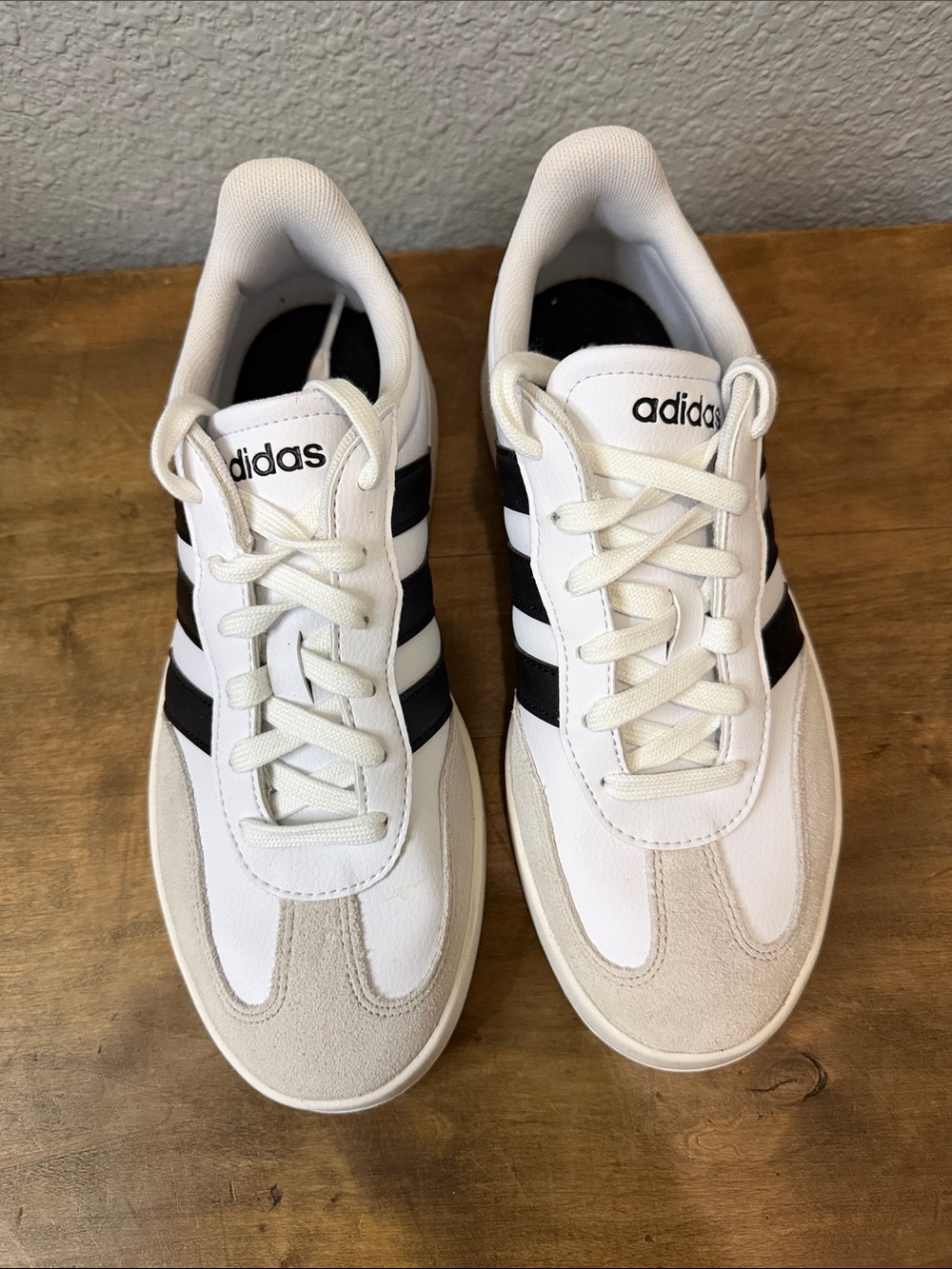 adidas Women’s White & Black Retro-Inspired Sneakers size 8.5 - Picture 2 of 7